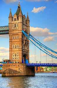 伦敦一塔细节与锐利；S塔桥在明夏沐浴阳光与锐利；S的日子