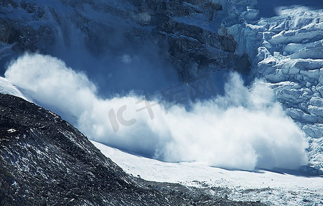 蓝色山水摄影照片_喜马拉雅雪崩