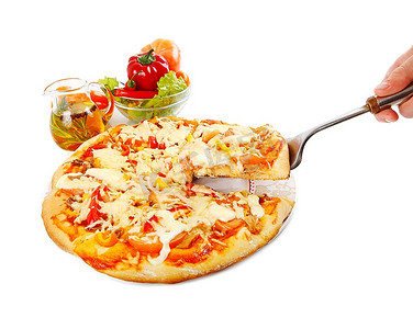 最高比萨解除片与金枪鱼和辣椒粉孤立在白色背景。