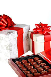 心形巧克力在盒子和礼物特写镜头