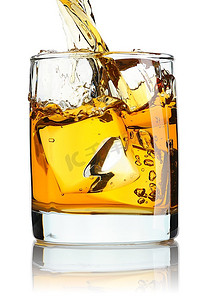 在玻璃杯中倒入威士忌，白面加冰