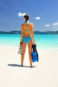 加勒比海女孩摄影照片_加勒比海海滩上的浮潜女子