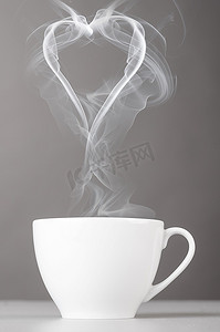 爱与咖啡从热气腾腾的咖啡杯心剪影