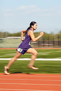 跑步中的人摄影照片_田径运动员跑步