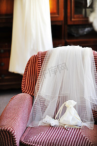 白色婚纱挂在房间的衣架上