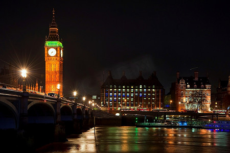 夜晚的伦敦大本钟和威斯敏斯特大桥倒映在泰晤士河上
