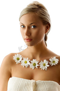 一位戴着白色雏菊项链和麻花辫子的美女肖像