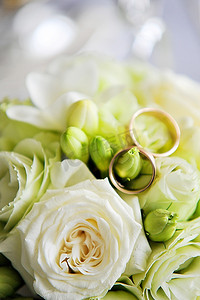 结婚戒指和玫瑰花