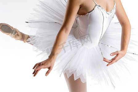 芭蕾舞裙摄影照片_在白色背景上穿着白色芭蕾舞裙的舞者