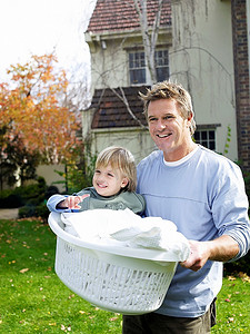 洗衣机轮播海报摄影照片_父亲在洗衣篮里抱着儿子