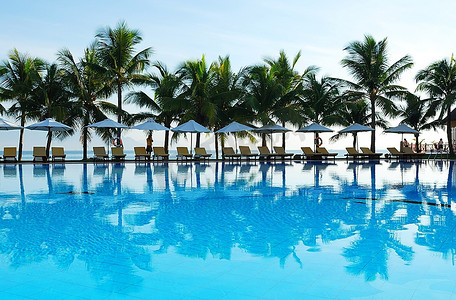 豪华酒店的热带游泳池