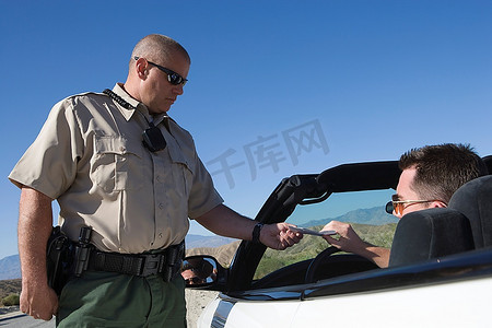 警察给超速司机开罚单卡通动漫人物情侣