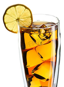 加冰柠檬茶摄影照片_冰茶加柠檬，白底加冰