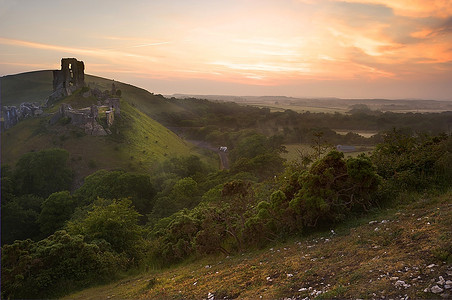 美丽的梦幻童话城堡废墟映衬着浪漫多彩的日出