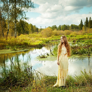 秋天的梦摄影照片_仙女森林里浪漫女人的照片。美丽的秋天