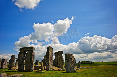 巨石阵与英国仲夏日出和仲冬日落成一直线，以庆祝夏至。