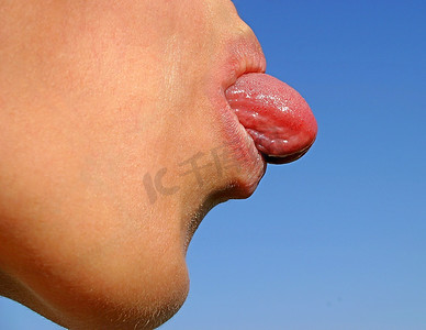 你的口味摄影照片_怪胎女孩露出你的舌头