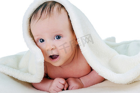 月份毯子摄影照片_可爱的小宝宝躺在毯子下的肚子里