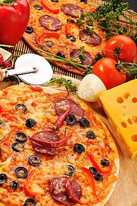 配西红柿、奶酪、黑橄榄和胡椒的披萨特写。