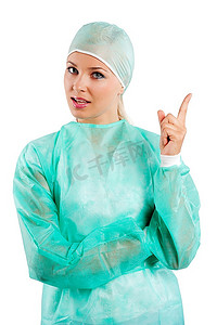 身穿绿色手术服的年轻美容护士在镜头前表演