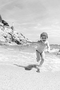 一个小男孩在海边玩耍