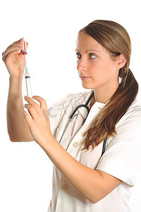 拿着注射器的女医生从安瓶中接种疫苗