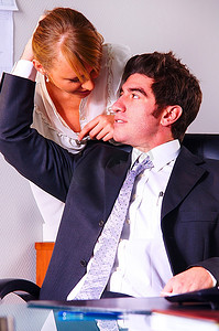 女商人在办公室勾引她的老板