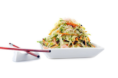 一碗虾和蔬菜沙拉。中国菜。