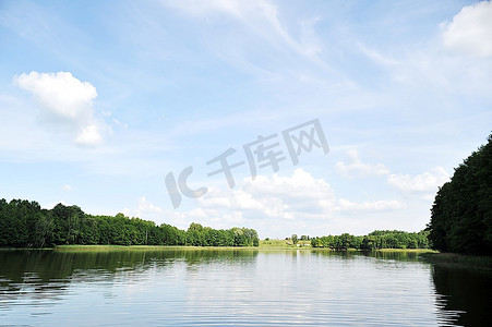 缭绕云雾摄影照片_河流和天空云雾缭绕。夏季景观