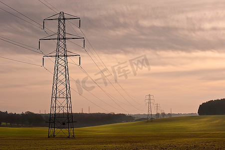 工业价格摄影照片_日出农业景观上的电缆通信塔