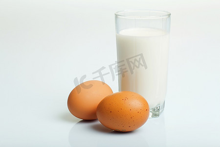 健康的早餐摄影照片_玻璃罐里的牛奶和桌上的鸡蛋