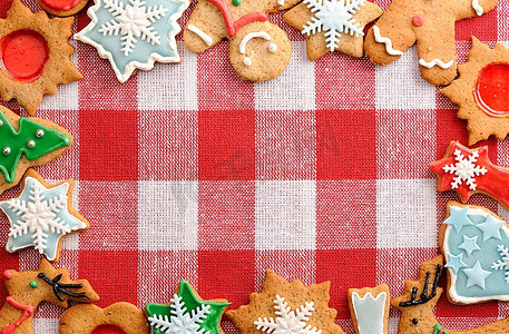铺在桌布上的圣诞姜饼饼干