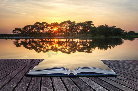 被反射的日落湖的创造性概念图象出来页在神奇的书