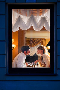 约会banner摄影照片_面带微笑的情侣坐在餐厅里，从街上看到风景