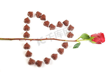 丘比特和心摄影照片_巧克力糖果的心，丘比特和急性；玫瑰的S箭