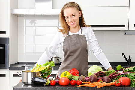 妇女在现代厨房做饭美女室内一角