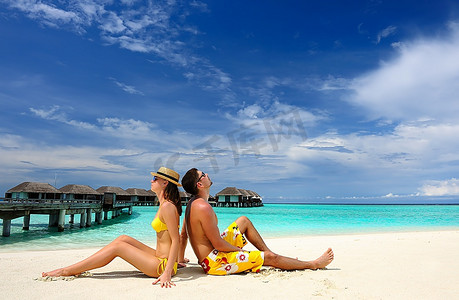 夫妇在马尔代夫的热带海滩