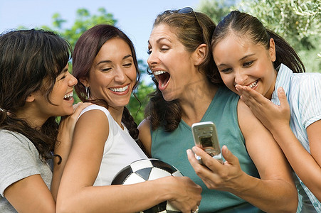 女性嘲笑手机显示屏