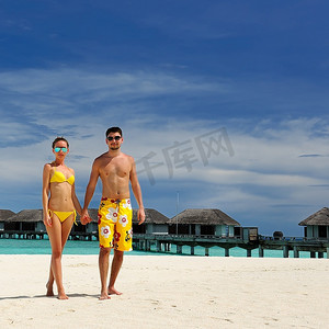 水谭摄影照片_夫妇在马尔代夫的热带海滩