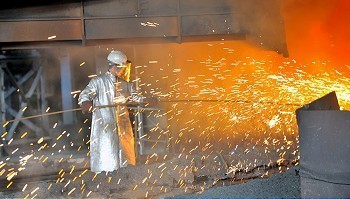 钢厂工人手持热钢