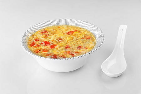 碗里有美味的鸡蛋汤。中式烹饪