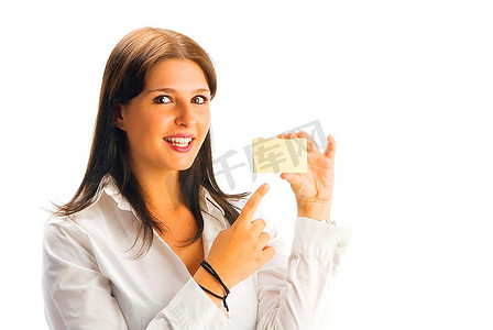可爱的黑发女郎拿着空白的信用卡，微笑着，就像在超市做广告一样