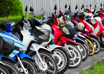 自行车七巧板摄影照片_泰国，停车场上停着许多摩托车