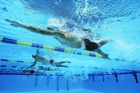 游泳圈打气摄影照片_男子游泳运动员在游泳池比赛，水下景观
