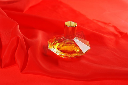 一瓶香水，隔离在红色特写上