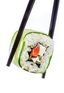 红色卷轴摄影照片_美味的食物。白色背景上的寿司卷