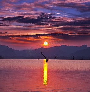 湖面夕阳西下