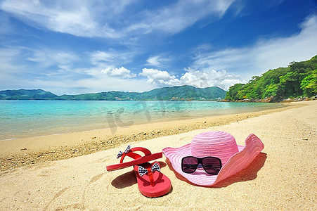 泰国美丽的海滩风景，戴着帽子，穿着人字拖