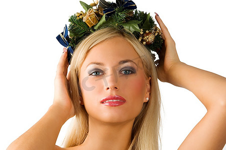 美丽的女人举行了一个皇冠冬青在她的头上