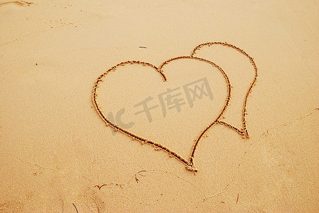 s形摄影照片_多米尼加共和国加勒比海海滩上的心形符号